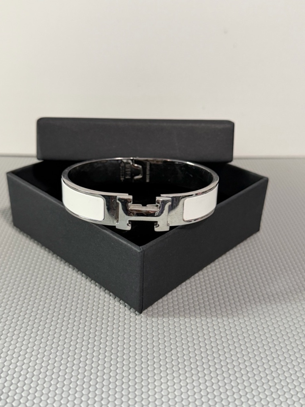White Enamel 'Clic H' Narrow Bracelet - Silver Hardware